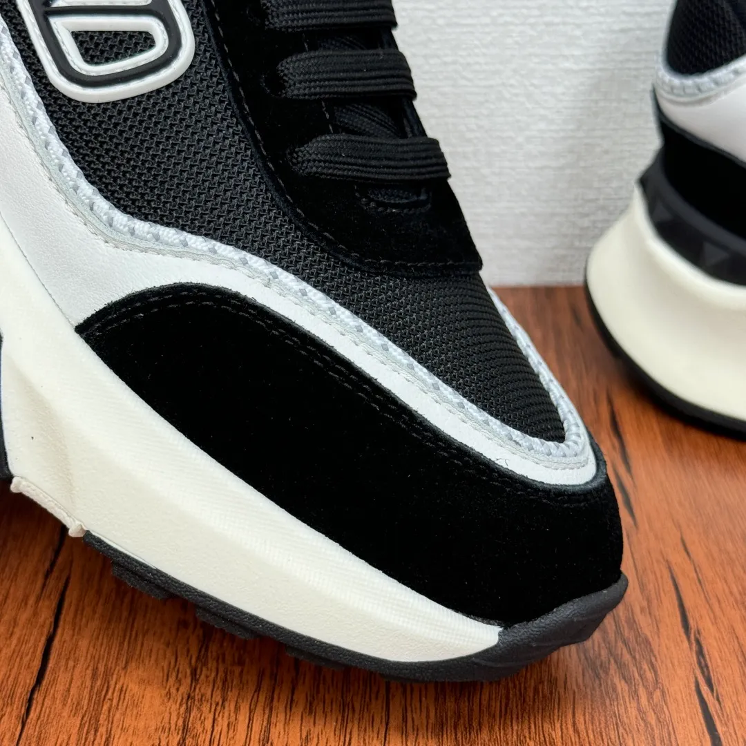 [Valentino] Top P: 820💰 Size: 39-44 leather shoe size (can be customized 38.45 cannot be returned or exchanged) VALENTION/Valentino FREEDOTS series new spring and summer men's sports shoes Lightweight and breathable casual thick-soled men's shoes Classic contrasting splicing design Suede cowhide stitching nappa calfskin + breathable technical mesh material Hot glue brand pattern badge logo details Delicate calfskin feet Lightweight mesh lining, ultra-light TPU foam rubber outsole, sports version, thick-soled style design, easy and versatile, multiple colors available, able to meet various matching needs, complete package! Item number: HL6688 black and white